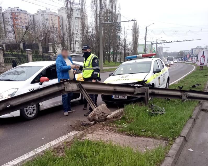 Когда экипаж въехал на двор. Врезался в патрульный автомобиль. ДТП С участием патрульной машины. Полиция по ДТП В Кишинёве.